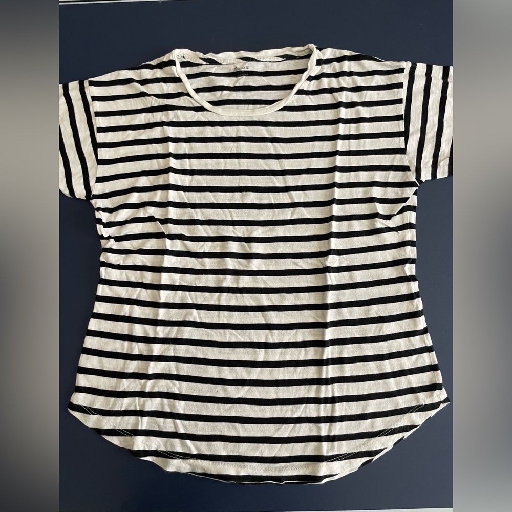 Like new, basic madewell striped tee. Black and white size Medium